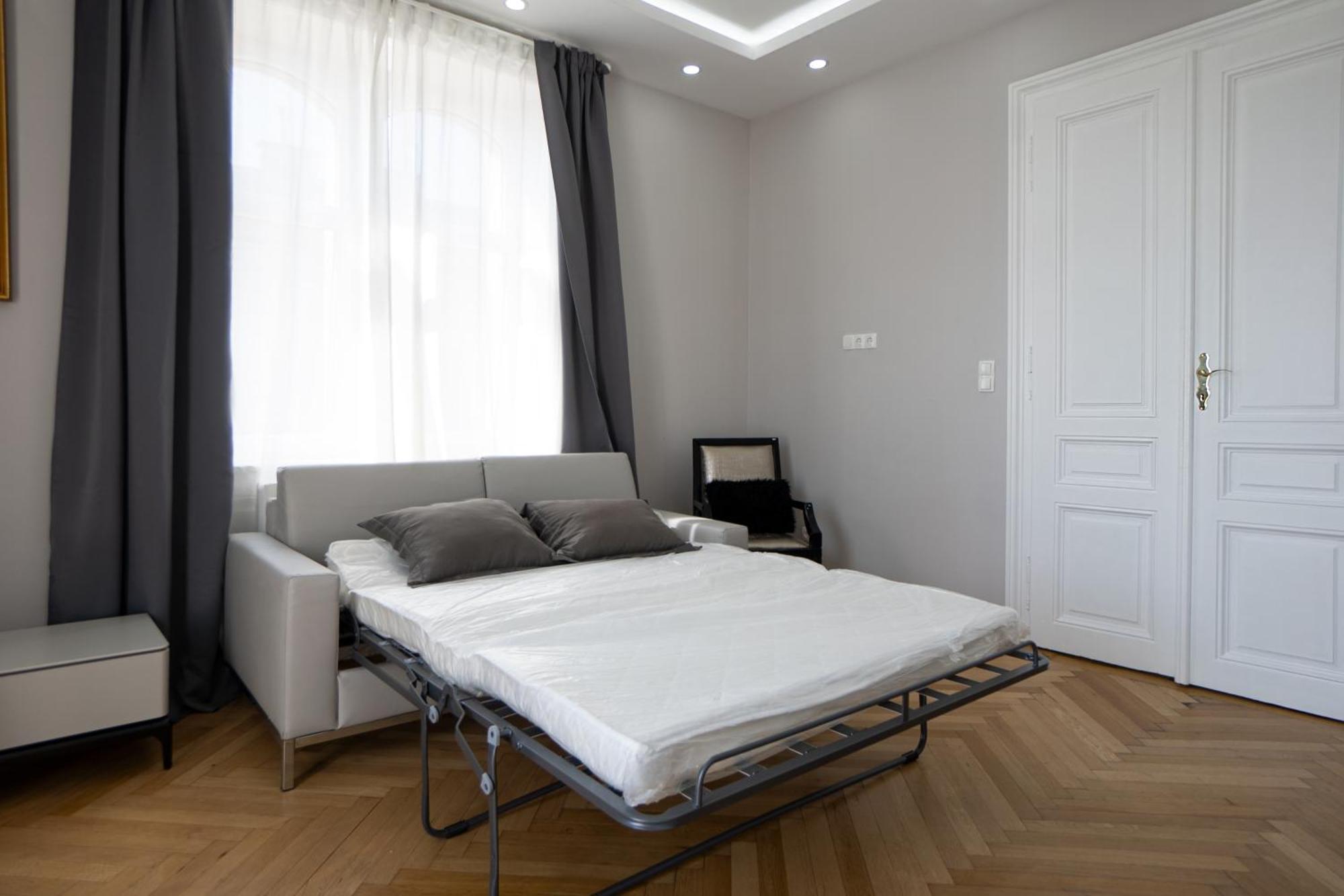 Charming 2-room With Balcony, 15 Min To Center * Wien