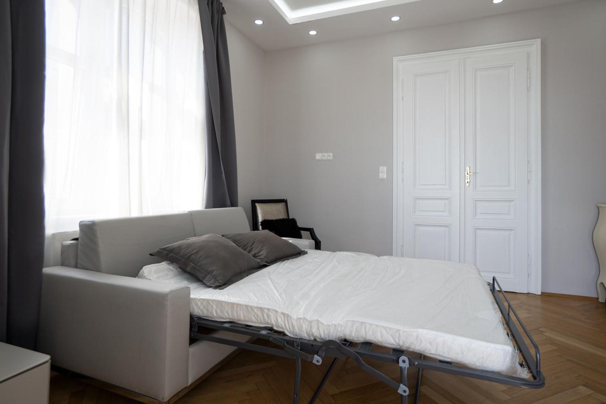 Charming 2-room With Balcony, 15 Min To Center * Wien