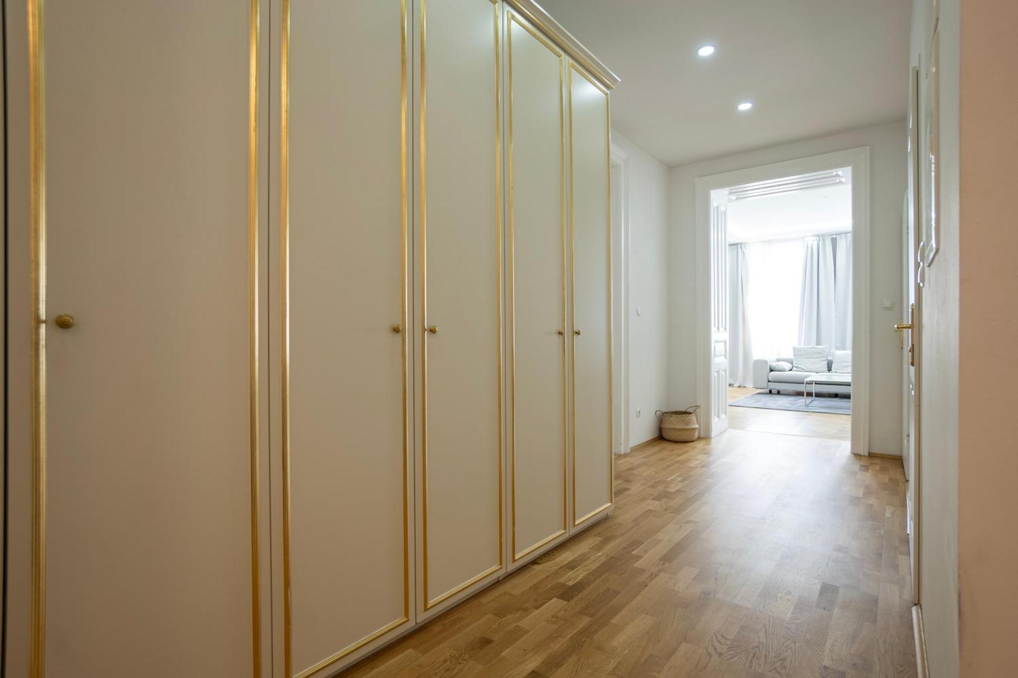 Charming 2-room With Balcony, 15 Min To Center