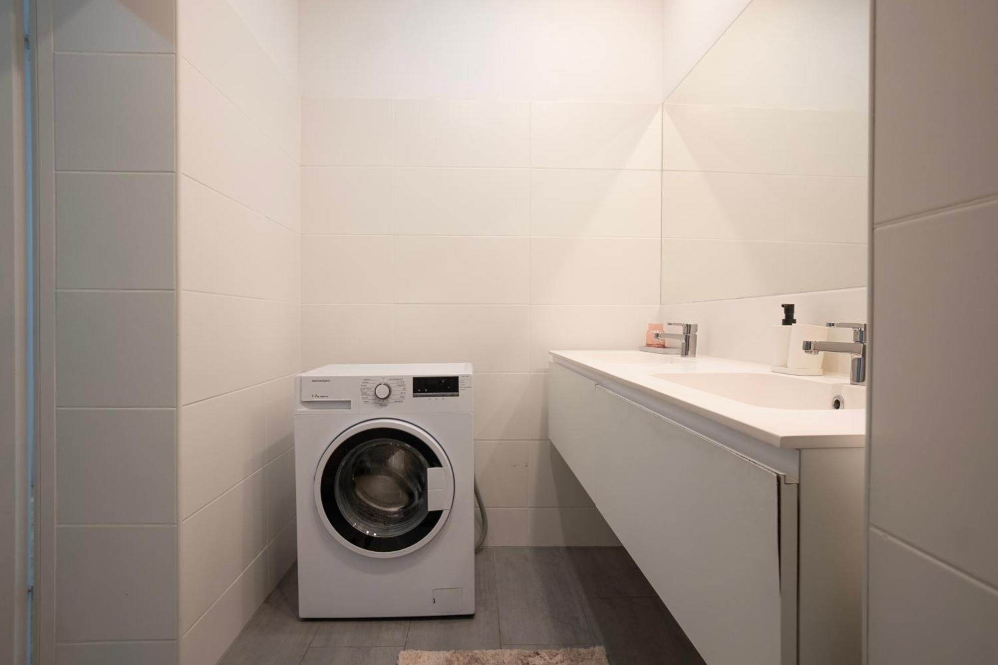 Charming 2-room With Balcony, 15 Min To Center Apartment *