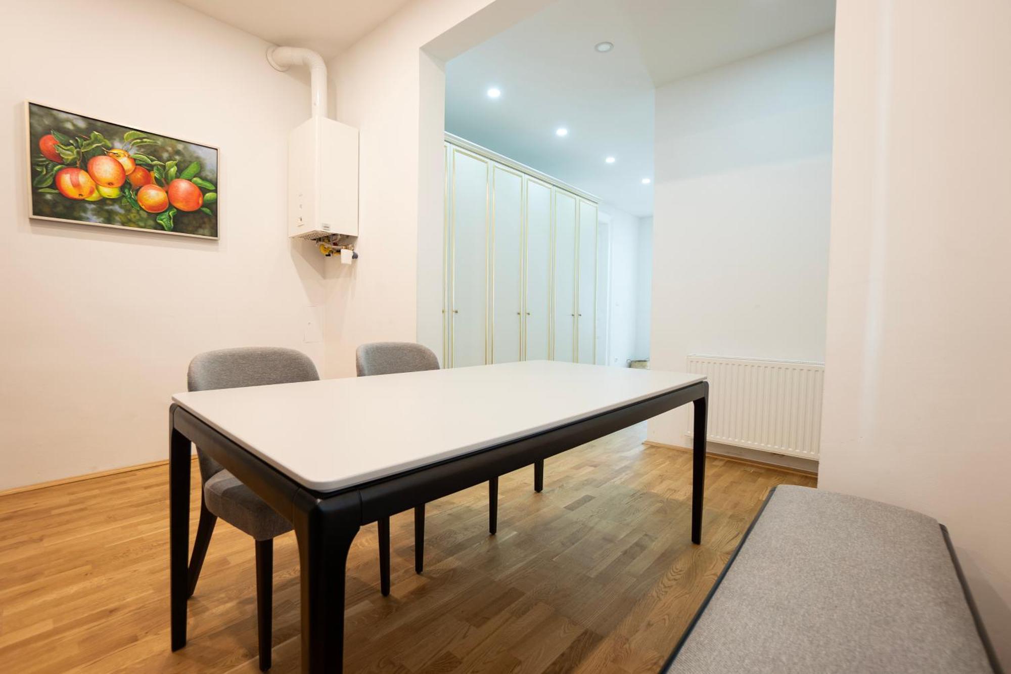Charming 2-room With Balcony, 15 Min To Center Apartment *