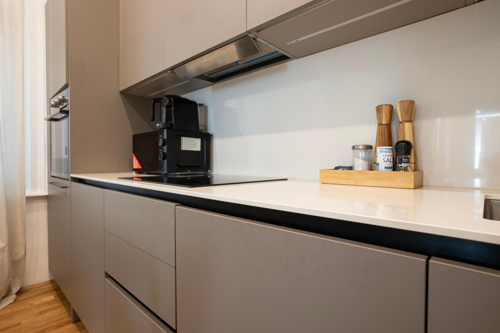 Apartment Charming 2-room With Balcony, 15 Min To Center Wien