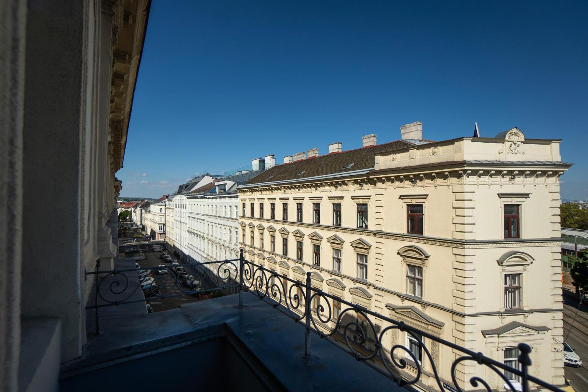 Apartment Charming 2-room With Balcony, 15 Min To Center *