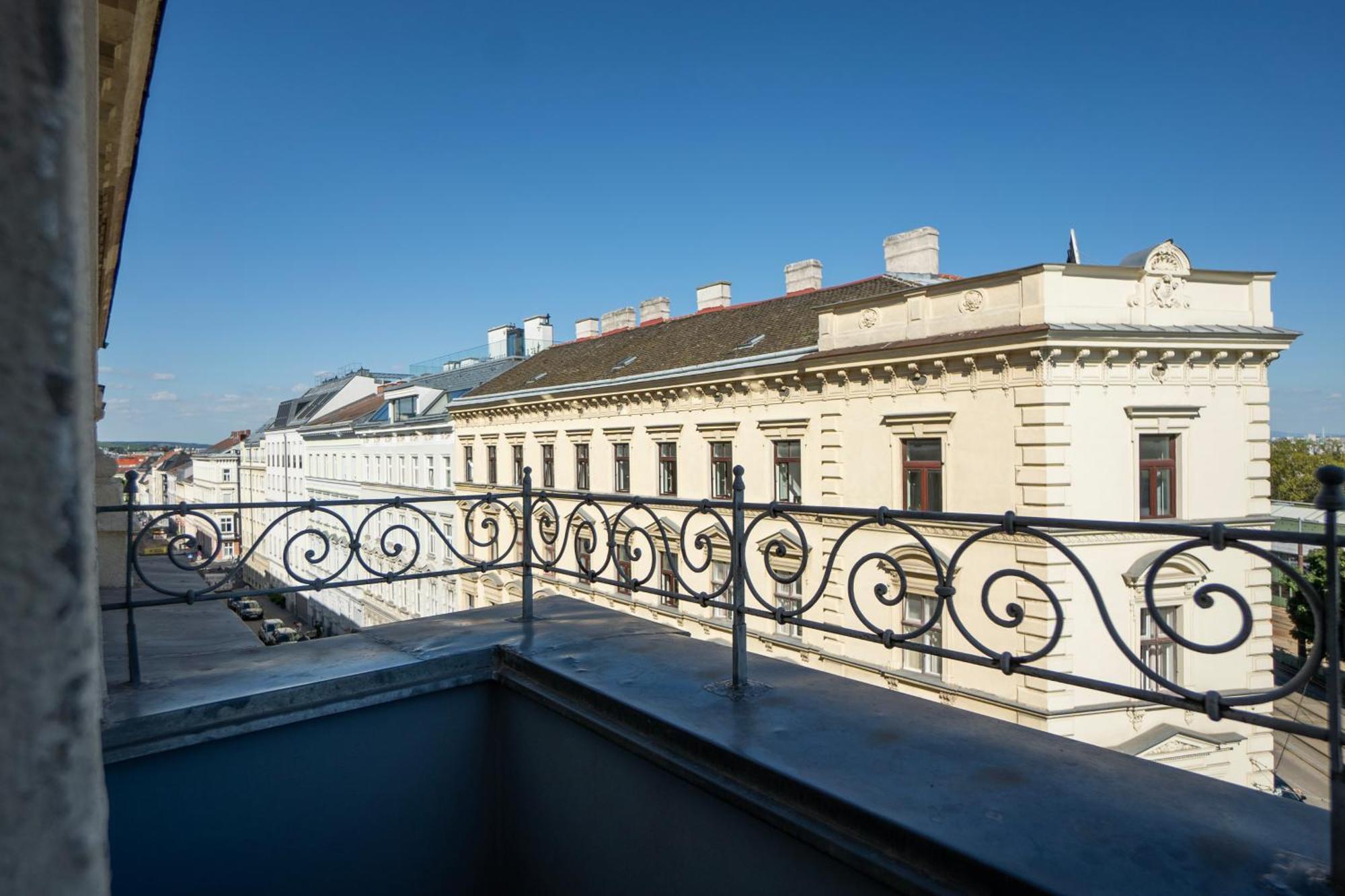 Apartment Charming 2-room With Balcony, 15 Min To Center Wien
