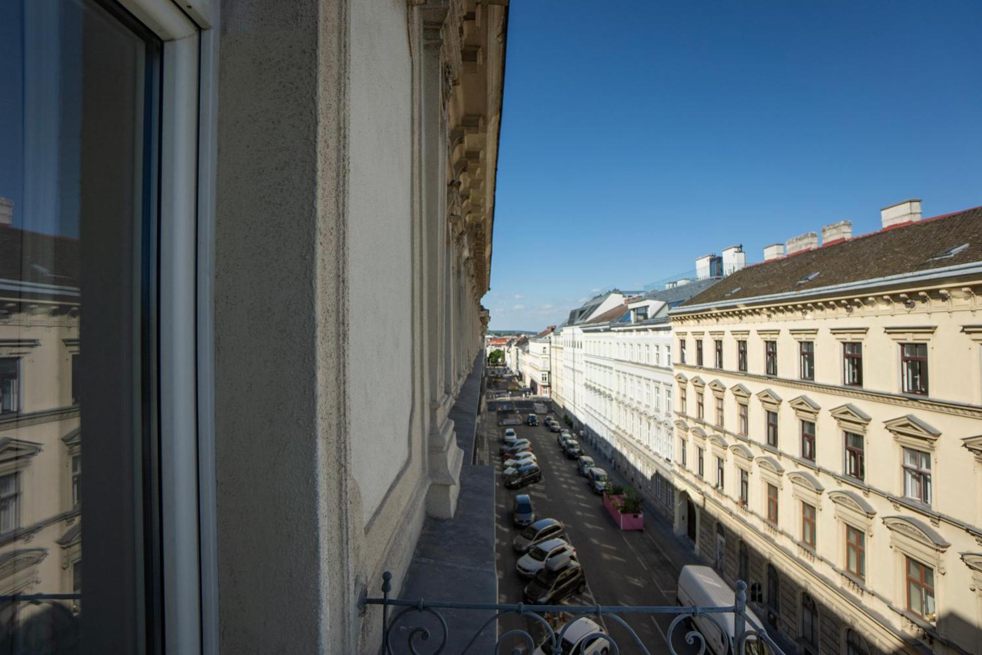 Charming 2-room With Balcony, 15 Min To Center * Wien