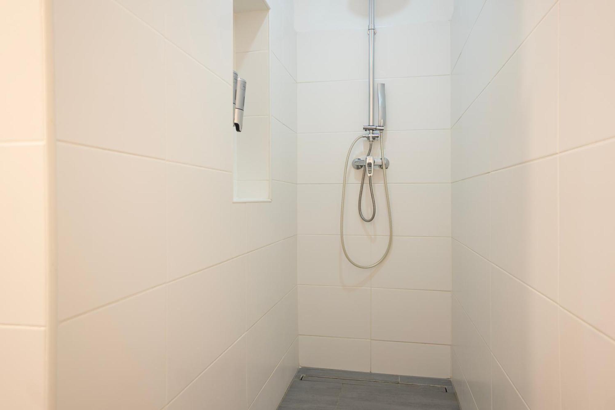Charming 2-room With Balcony, 15 Min To Center Wien