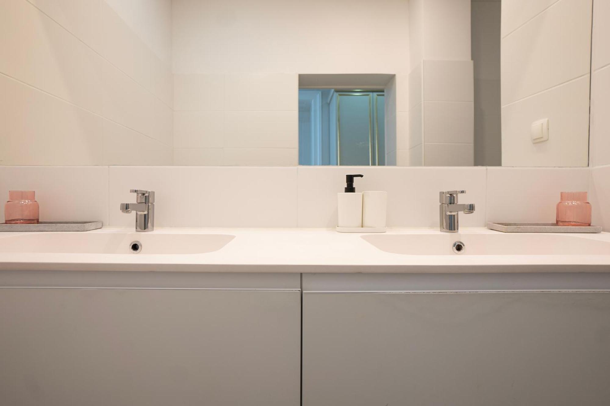 Apartment Charming 2-room With Balcony, 15 Min To Center Wien