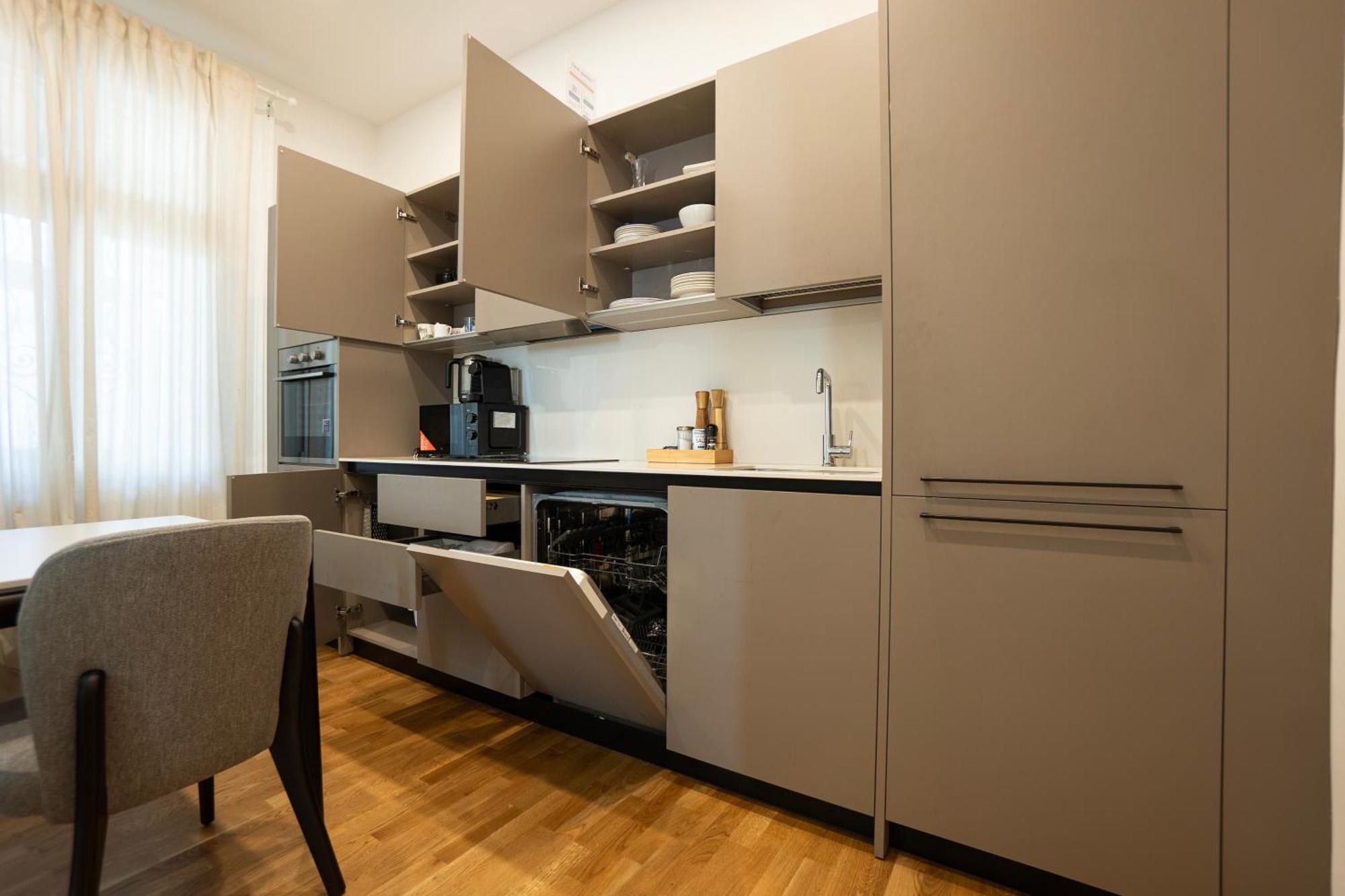 Charming 2-room With Balcony, 15 Min To Center Wien