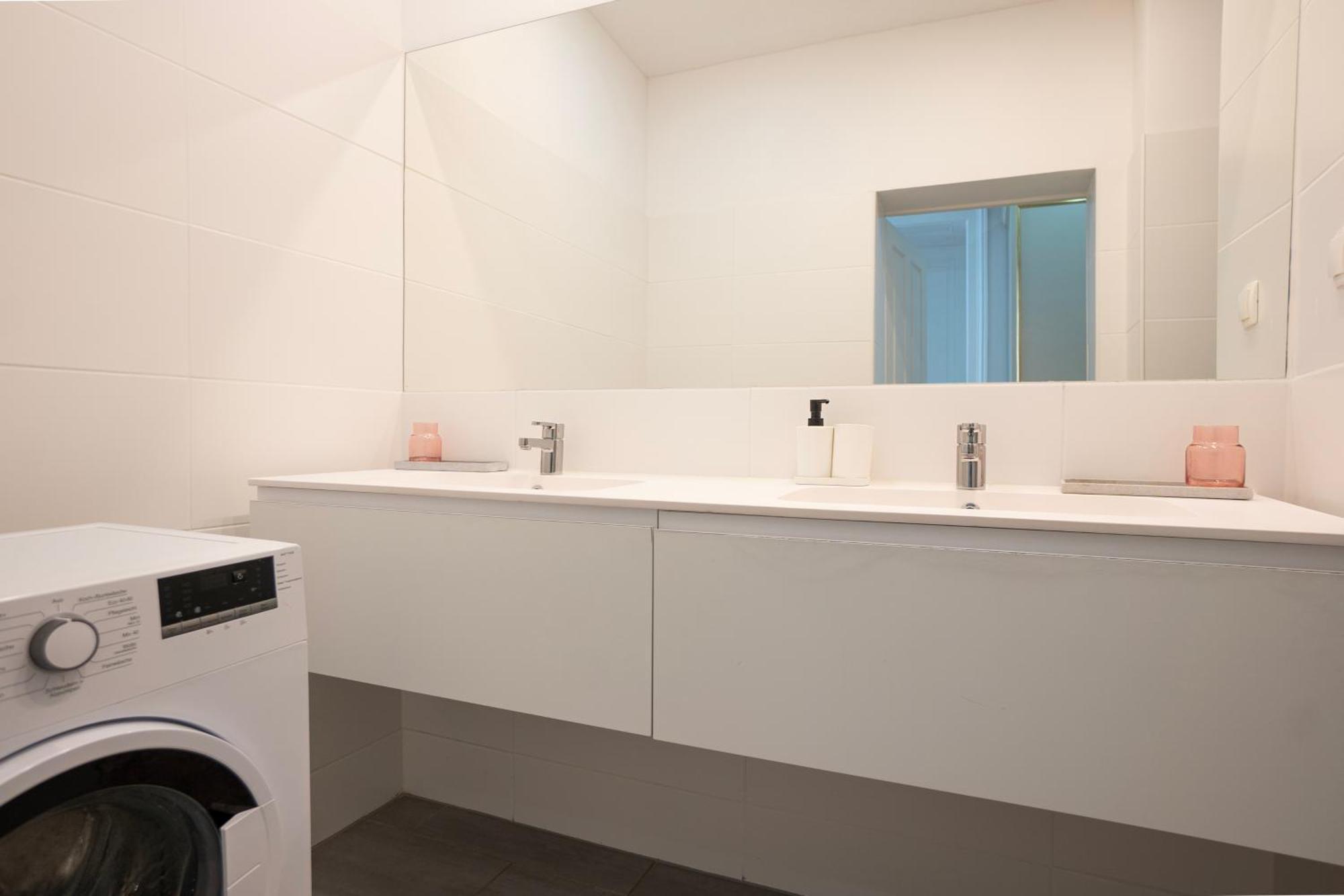 Apartment Charming 2-room With Balcony, 15 Min To Center Wien