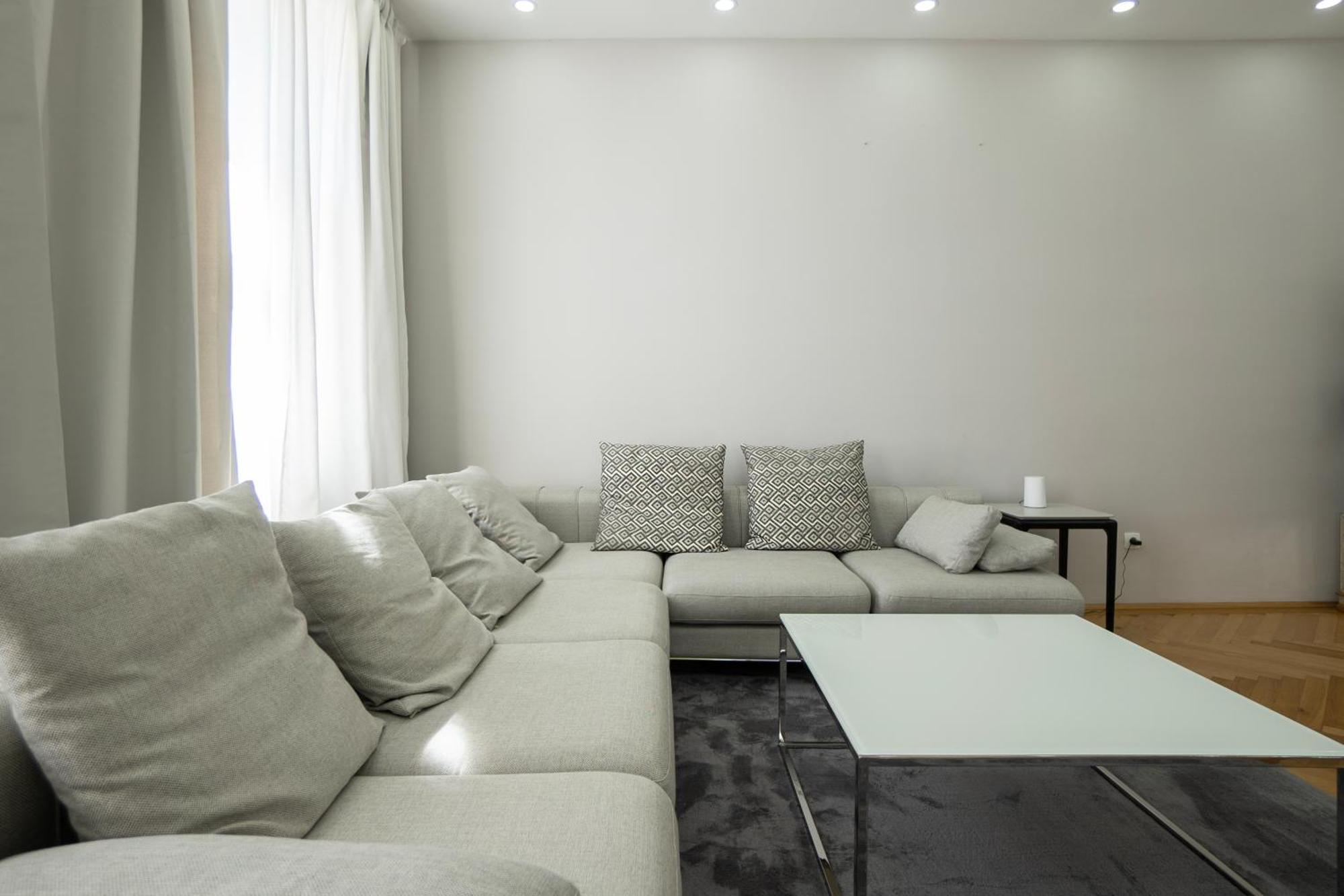 Charming 2-room With Balcony, 15 Min To Center Apartment Wien