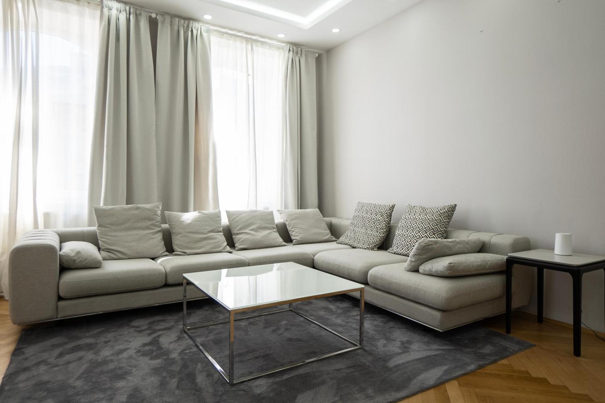 Charming 2-room With Balcony, 15 Min To Center Apartment *
